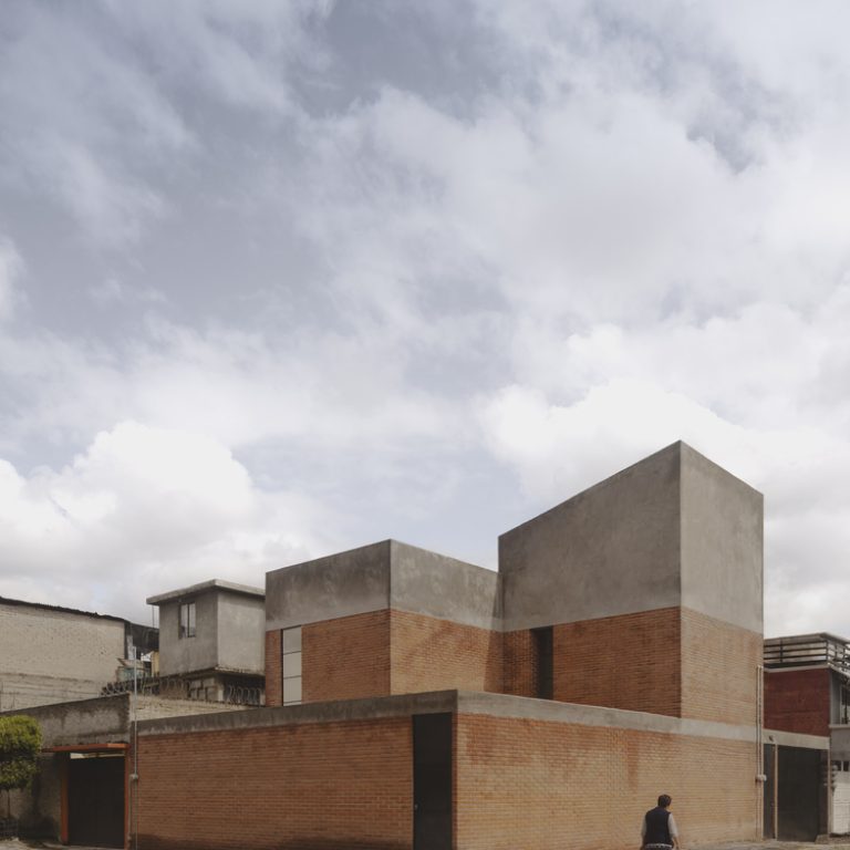 Casa Tiburón en Tláhuac: Arquitectura de Volúmenes y Ladrillo | TALC
