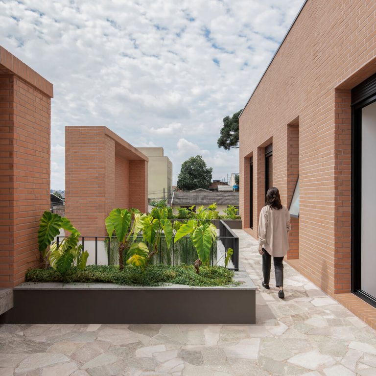 Casa Torrão: Arquitectura de Tierra en Imbituba | Nommo Arquitetos