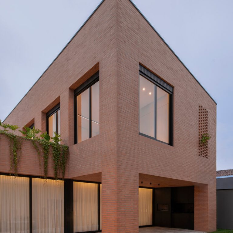 Casa Torrão: Arquitectura de Tierra en Imbituba | Nommo Arquitetos