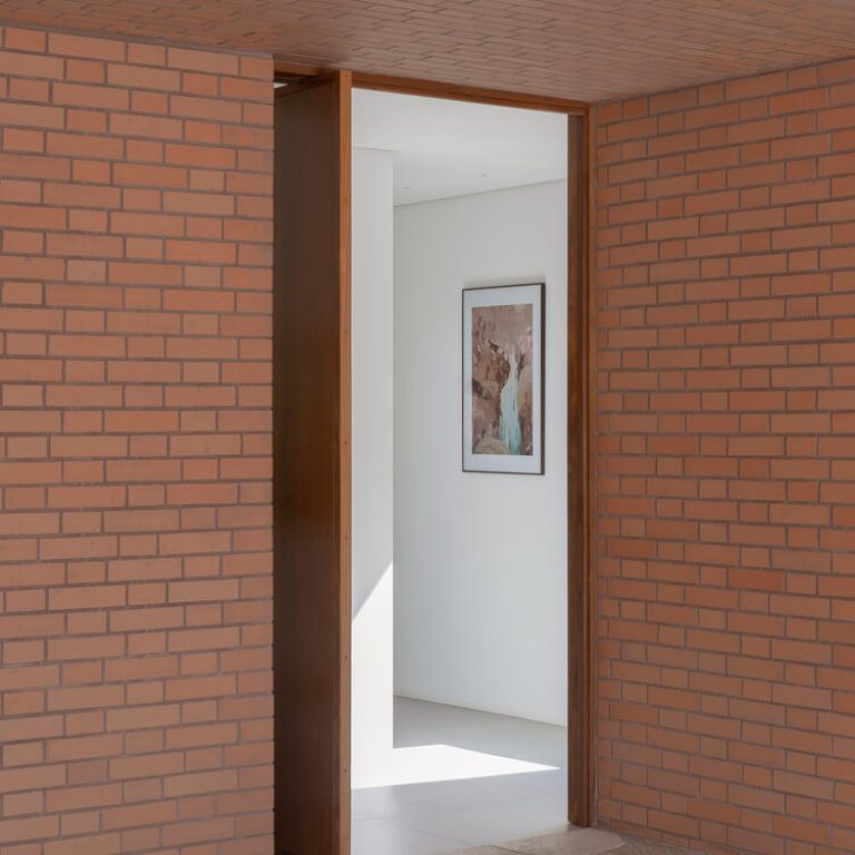 Casa Torrão: Arquitectura de Tierra en Imbituba | Nommo Arquitetos
