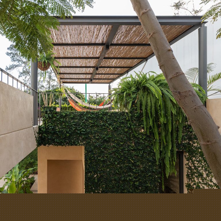 Casa Tres Aguas en Ecuador: Arquitectura Resiliente por Diez + Muller Arquitectos