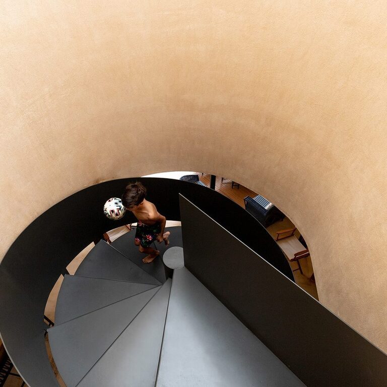 Casa Tres Aguas en Ecuador: Arquitectura Resiliente por Diez + Muller Arquitectos
