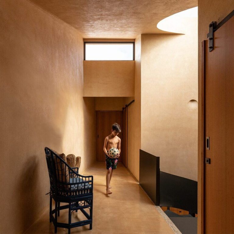 Casa Tres Aguas en Ecuador: Arquitectura Resiliente por Diez + Muller Arquitectos
