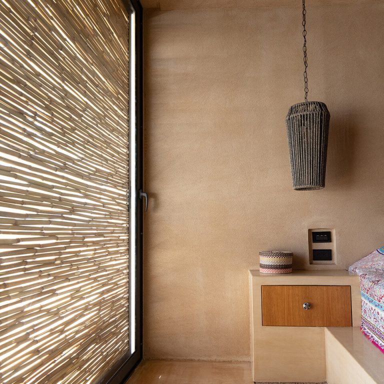 Casa Tres Aguas en Ecuador: Arquitectura Resiliente por Diez + Muller Arquitectos