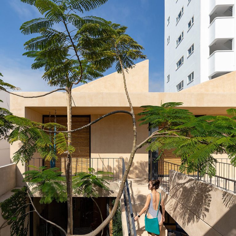 Casa Tres Aguas en Ecuador: Arquitectura Resiliente por Diez + Muller Arquitectos