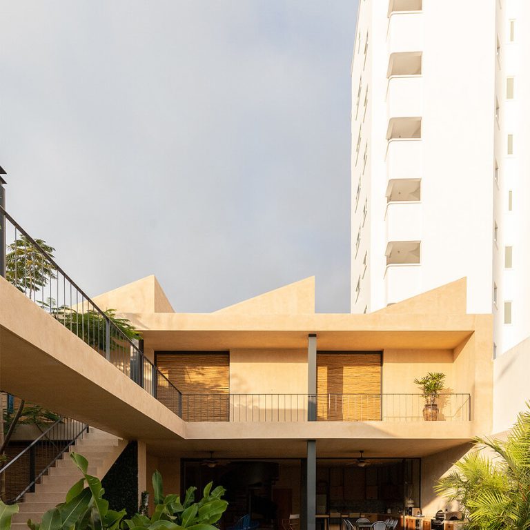 Casa Tres Aguas en Ecuador: Arquitectura Resiliente por Diez + Muller Arquitectos