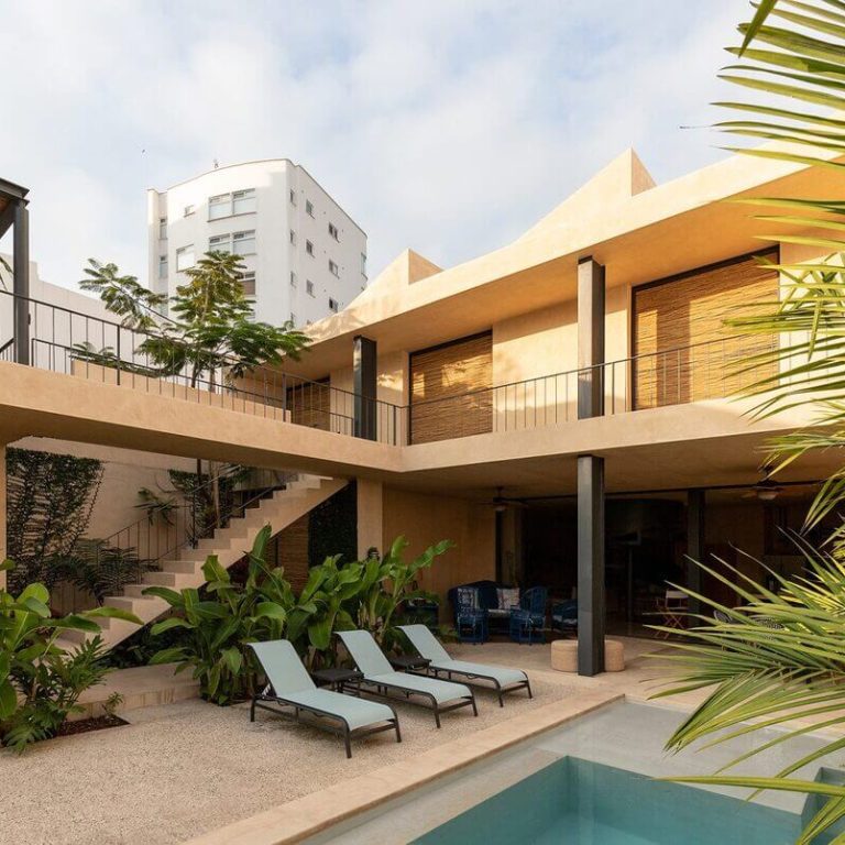 Casa Tres Aguas en Ecuador: Arquitectura Resiliente por Diez + Muller Arquitectos