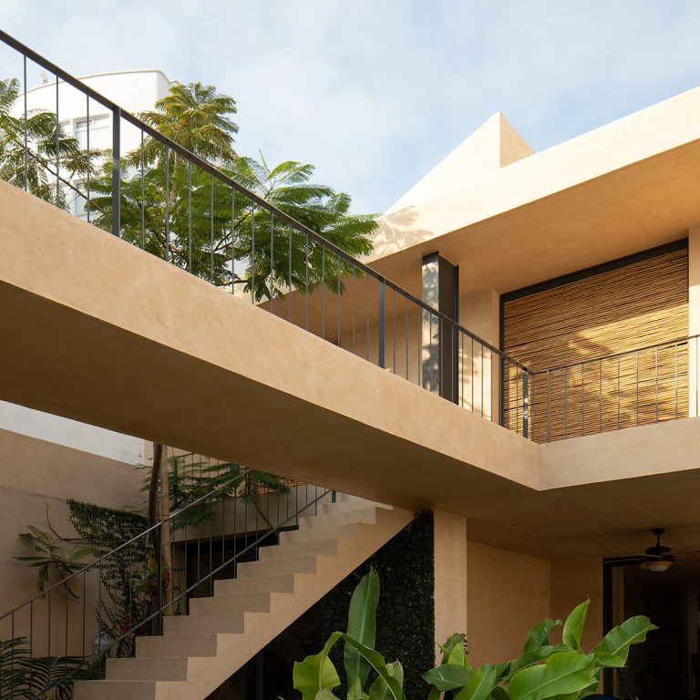Casa Tres Aguas en Ecuador: Arquitectura Resiliente por Diez + Muller Arquitectos