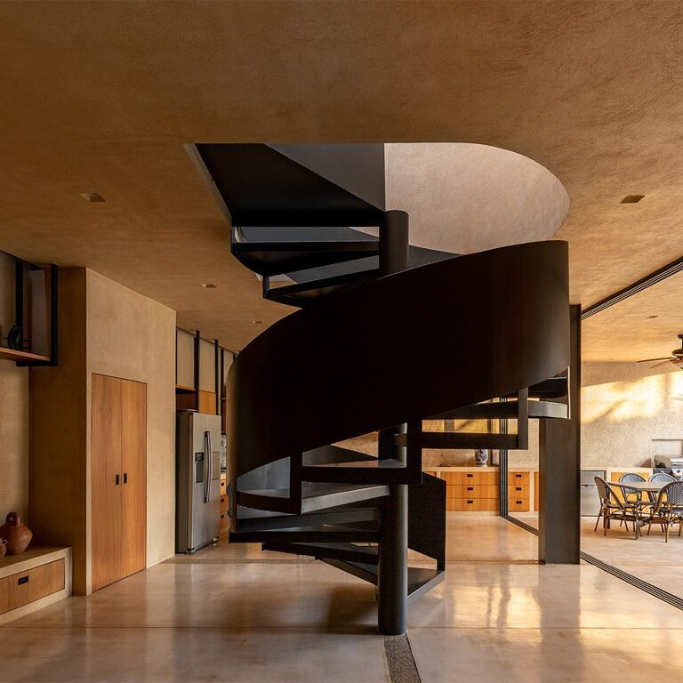 Casa Tres Aguas en Ecuador: Arquitectura Resiliente por Diez + Muller Arquitectos
