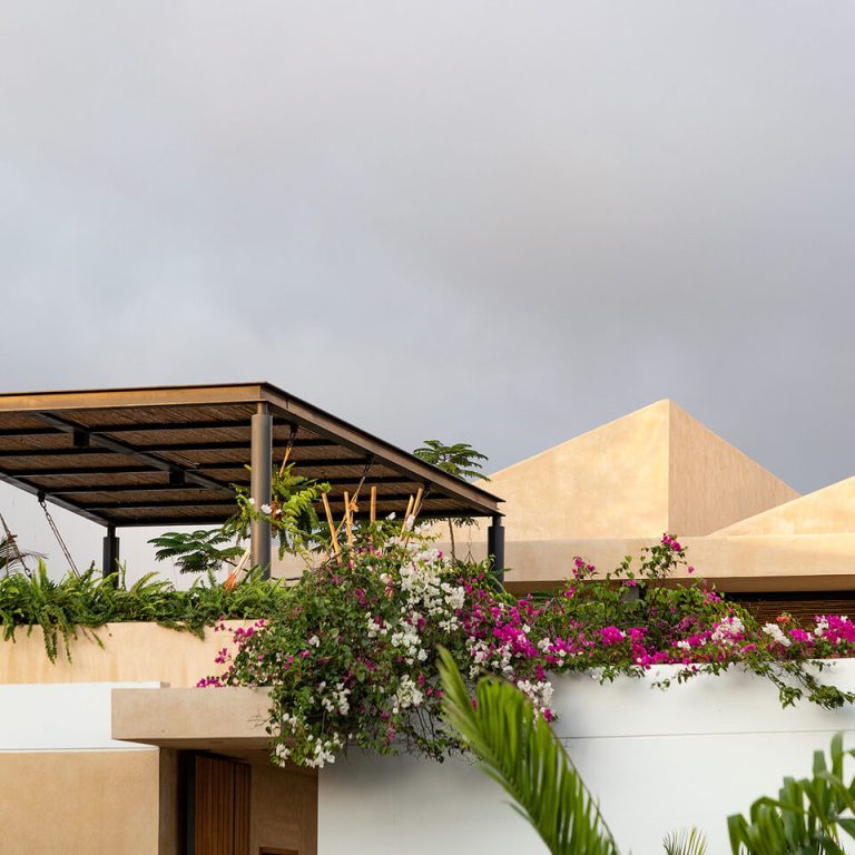 Casa Tres Aguas en Ecuador: Arquitectura Resiliente por Diez + Muller Arquitectos