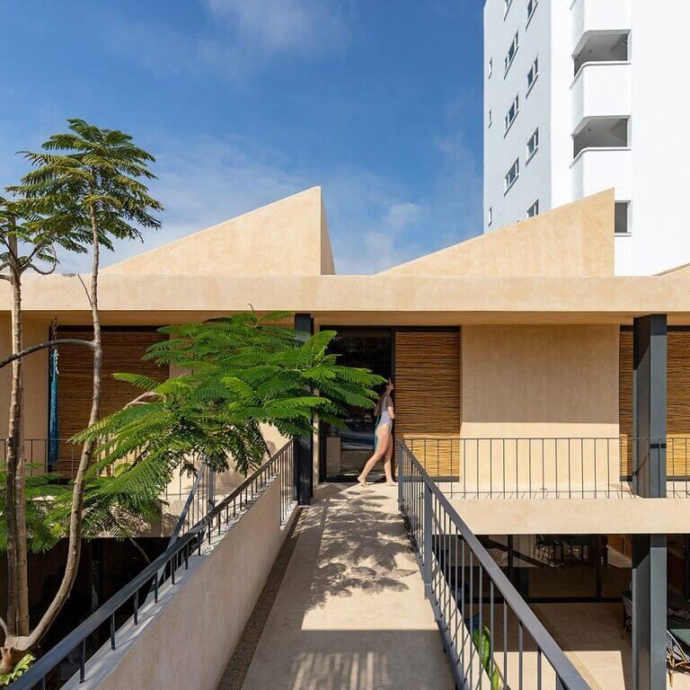 Casa Tres Aguas en Ecuador: Arquitectura Resiliente por Diez + Muller Arquitectos