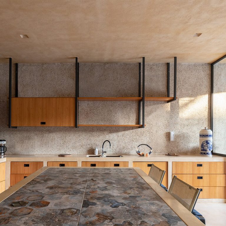 Casa Tres Aguas en Ecuador: Arquitectura Resiliente por Diez + Muller Arquitectos