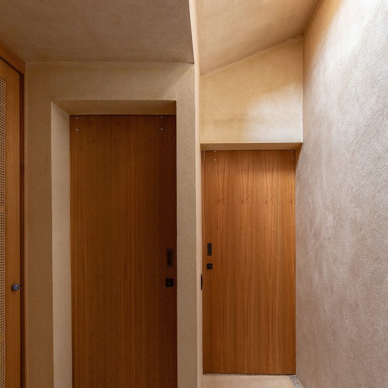 Casa Tres Aguas en Ecuador: Arquitectura Resiliente por Diez + Muller Arquitectos