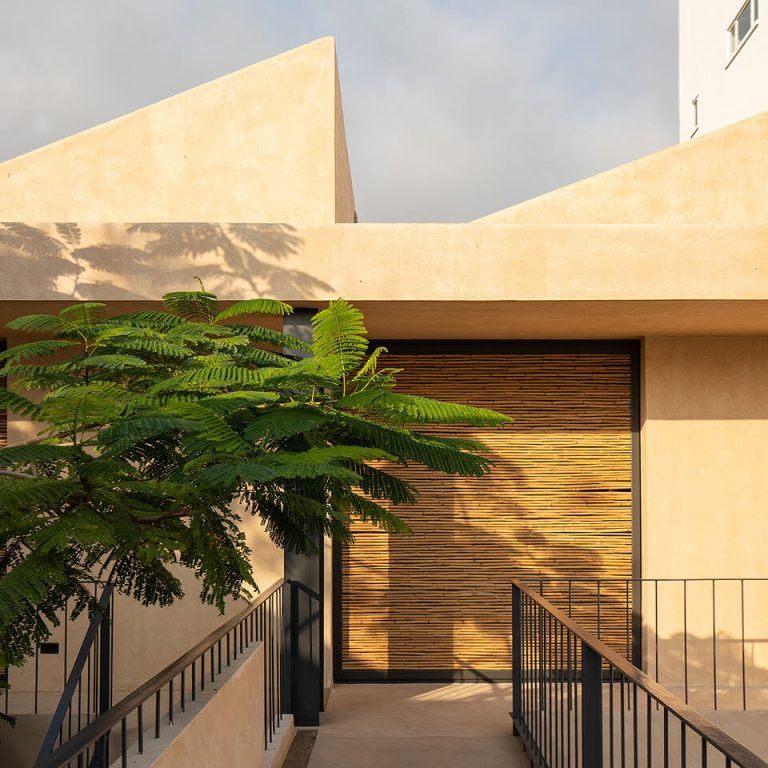 Casa Tres Aguas en Ecuador: Arquitectura Resiliente por Diez + Muller Arquitectos