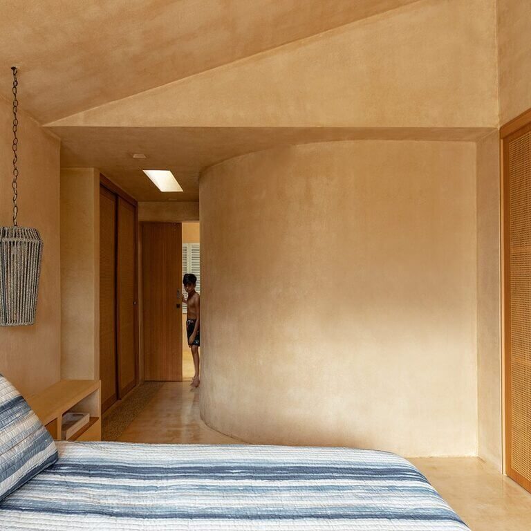 Casa Tres Aguas en Ecuador: Arquitectura Resiliente por Diez + Muller Arquitectos