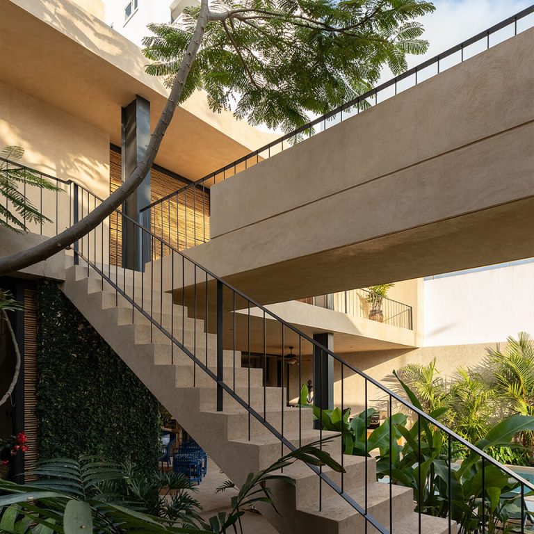 Casa Tres Aguas en Ecuador: Arquitectura Resiliente por Diez + Muller Arquitectos
