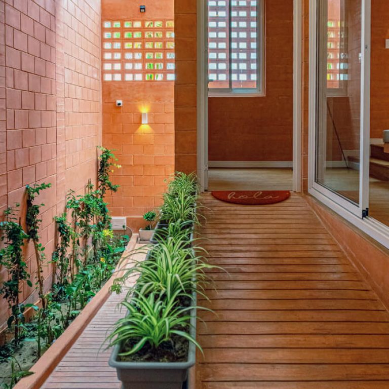 asillo de acceso con jardin
