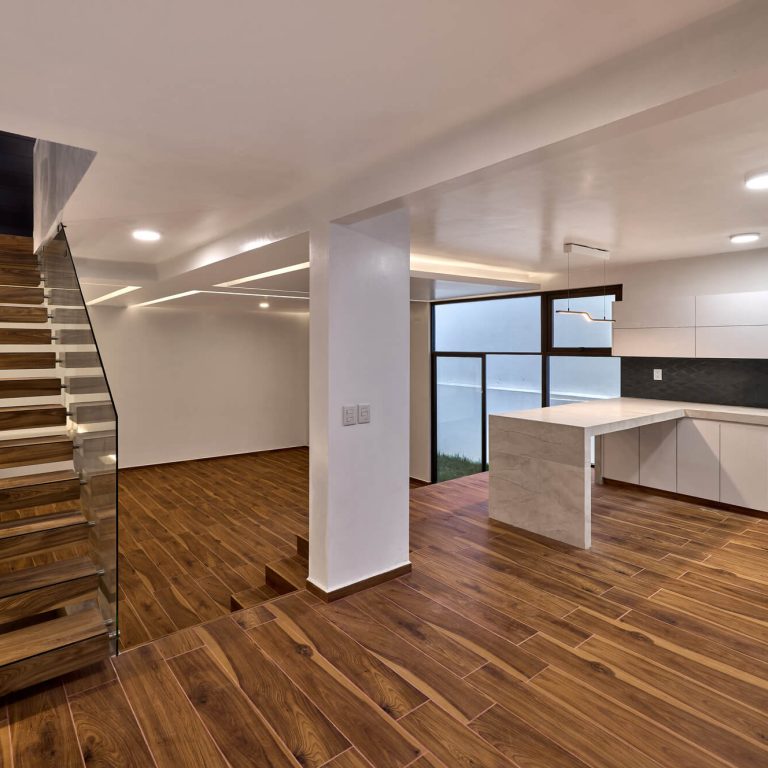 Escalera y cocina. Casa V8 por Racma Arquitectura en Estado de México