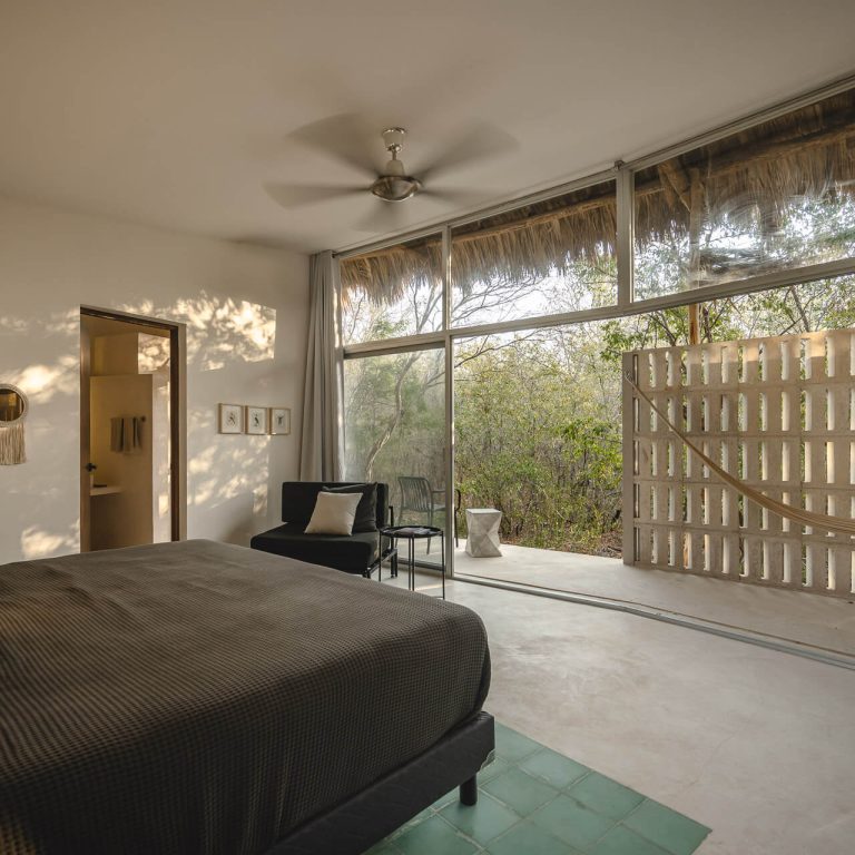 Casa Xcunyá en Yucatán. habitación con ventanal, celosia, ventilador