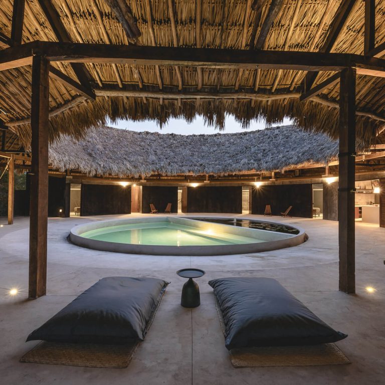 Casa Xcunyá en Yucatán. estanque y alberca en patio circular
