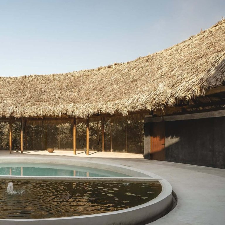 Casa Xcunyá en Yucatán. estanque y alberca en patio circular