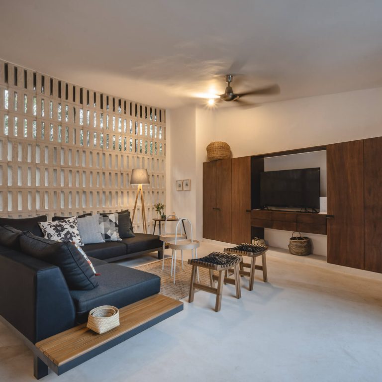 Casa Xcunyá en Yucatán. sala, celosia, mobiliario moderno