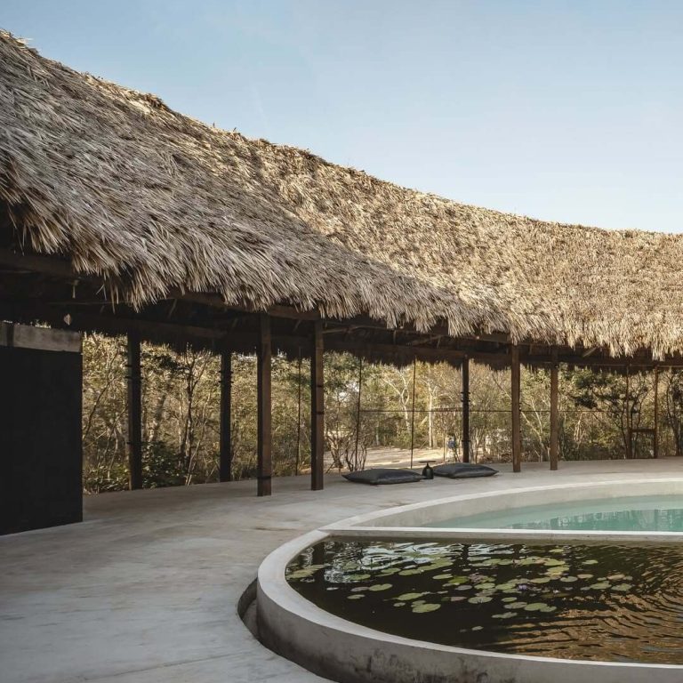 Casa Xcunyá en Yucatán. estanque y alberca en patio circular