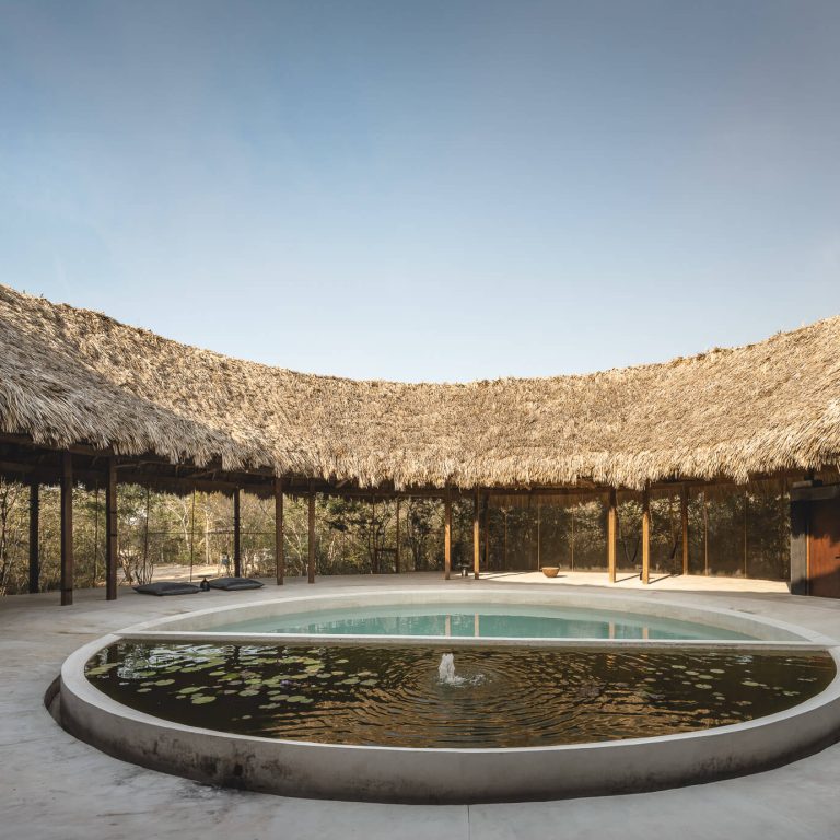 Casa Xcunyá en Yucatán. estanque y alberca en patio circular