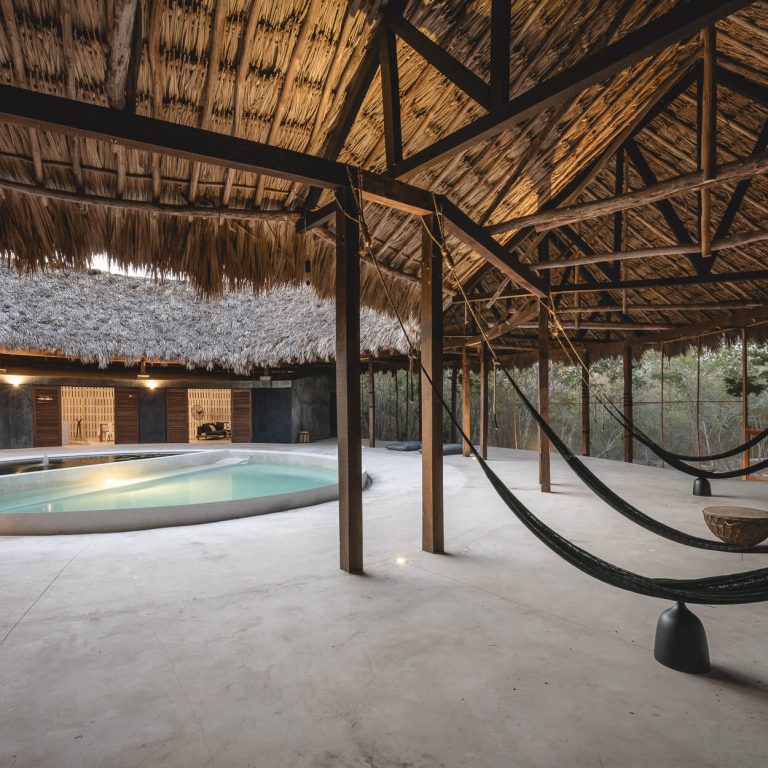 Casa Xcunyá en Yucatán. estanque y alberca en patio circular