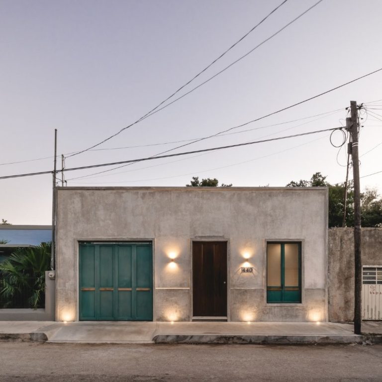 Fachada de casa colonial con tonos claro. Intervencion arquitectónica. Casa Xk'anlol por LU'UM arquitectos