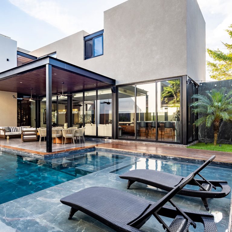 Casa Yaaxché en Yucatán. alberca con terraza y camastros