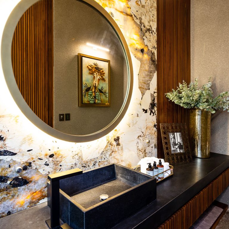 Casa Yaaxché en Yucatán, lavabo de baño moderno con espejo circular