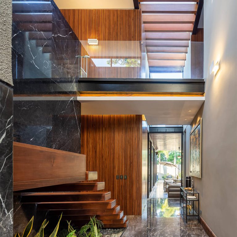 Casa Yaaxché en Yucatán, acceso, vestibulo, escalera