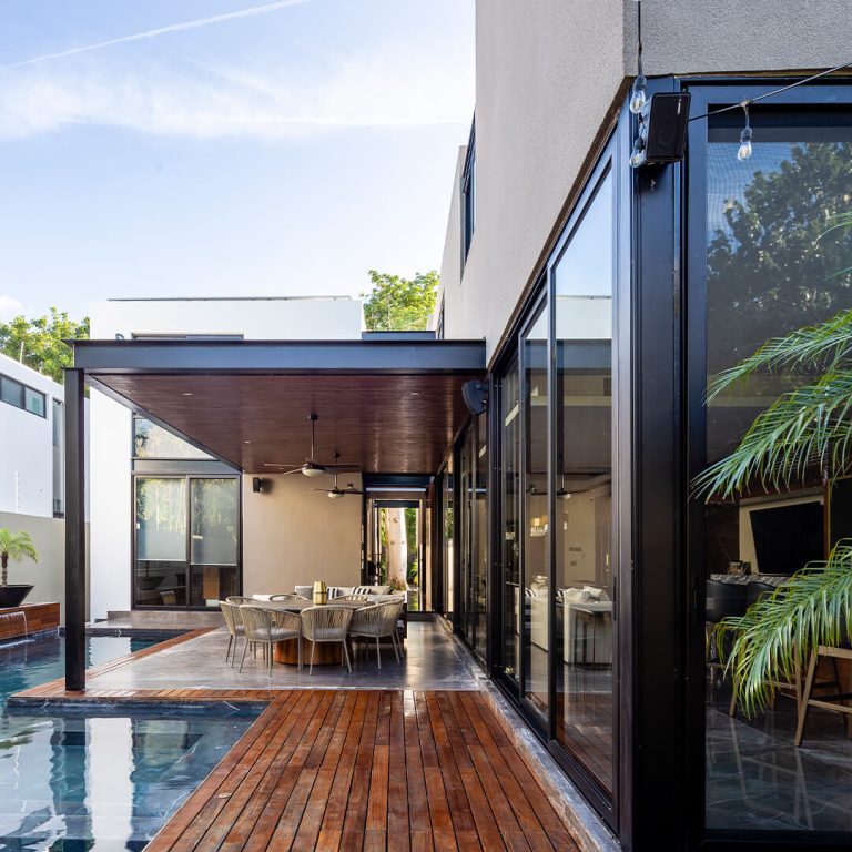 Casa Yaaxché en Yucatán. Alberca y terraza con piso tipo madera