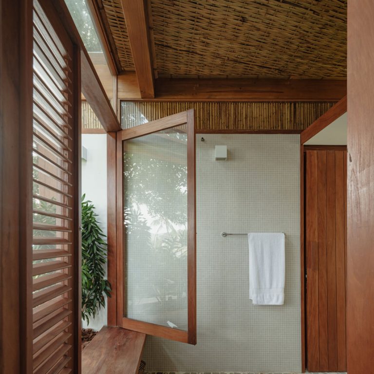Casa da Figueira en Angra dos Reis: Arquitectura en Madera Laminada Colada y Diseño Curvo de Estúdio Lava