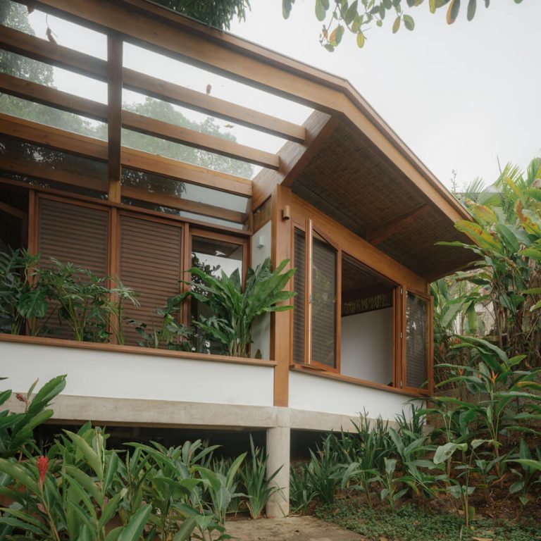 Casa da Figueira en Angra dos Reis: Arquitectura en Madera Laminada Colada y Diseño Curvo de Estúdio Lava