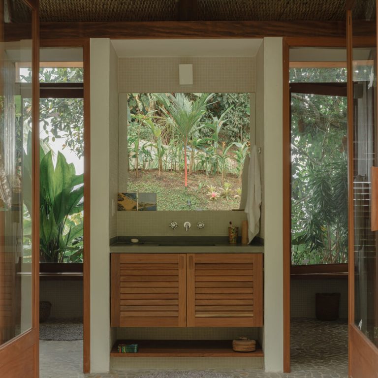 Casa da Figueira en Angra dos Reis: Arquitectura en Madera Laminada Colada y Diseño Curvo de Estúdio Lava