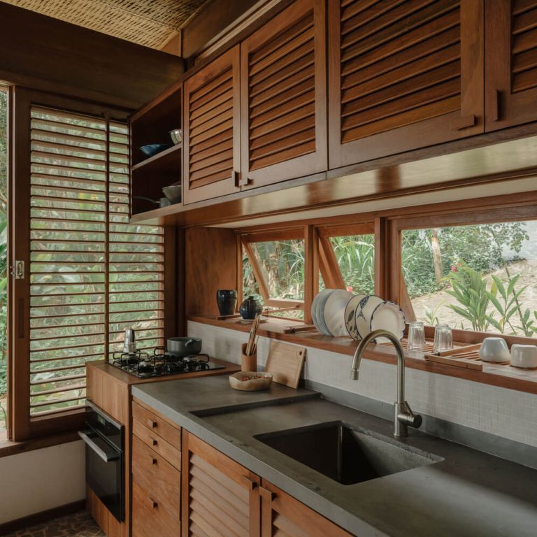 Casa da Figueira en Angra dos Reis: Arquitectura en Madera Laminada Colada y Diseño Curvo de Estúdio Lava