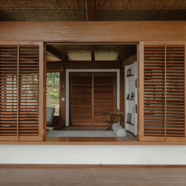 Casa da Figueira en Angra dos Reis: Arquitectura en Madera Laminada Colada y Diseño Curvo de Estúdio Lava