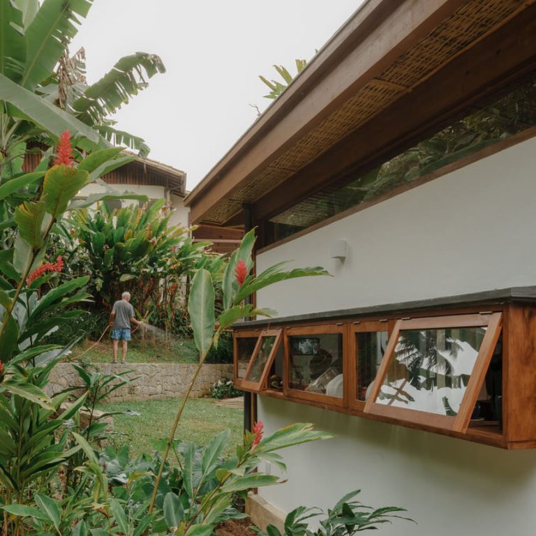 Casa da Figueira en Angra dos Reis: Arquitectura en Madera Laminada Colada y Diseño Curvo de Estúdio Lava