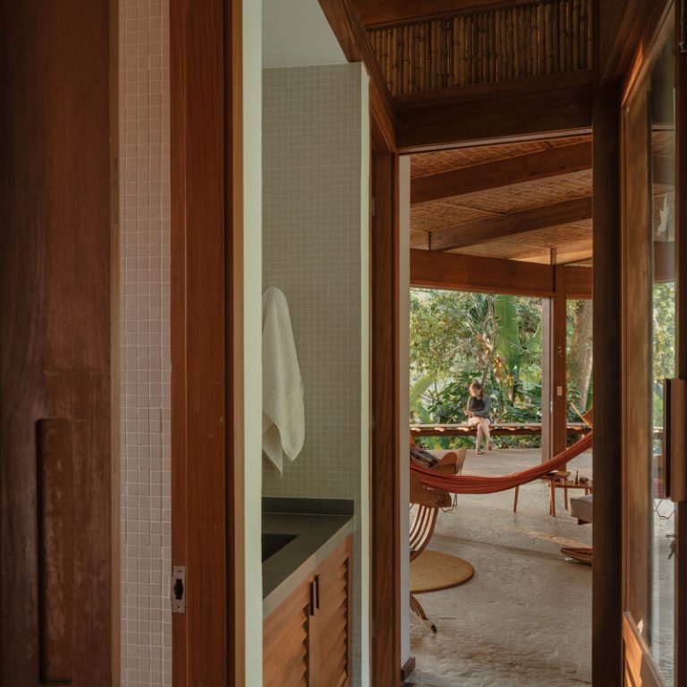 Casa da Figueira en Angra dos Reis: Arquitectura en Madera Laminada Colada y Diseño Curvo de Estúdio Lava