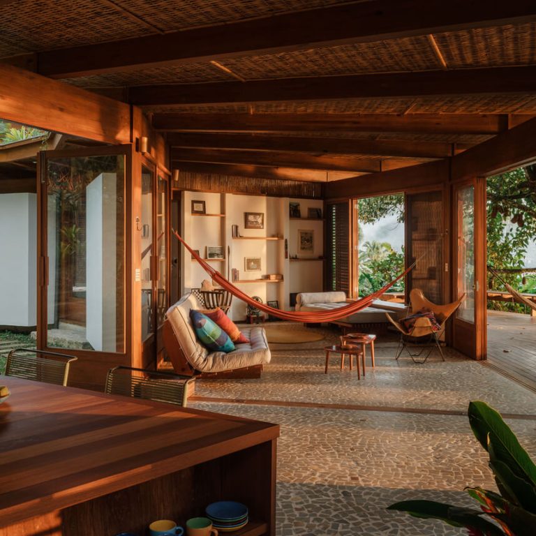 Casa da Figueira en Angra dos Reis: Arquitectura en Madera Laminada Colada y Diseño Curvo de Estúdio Lava