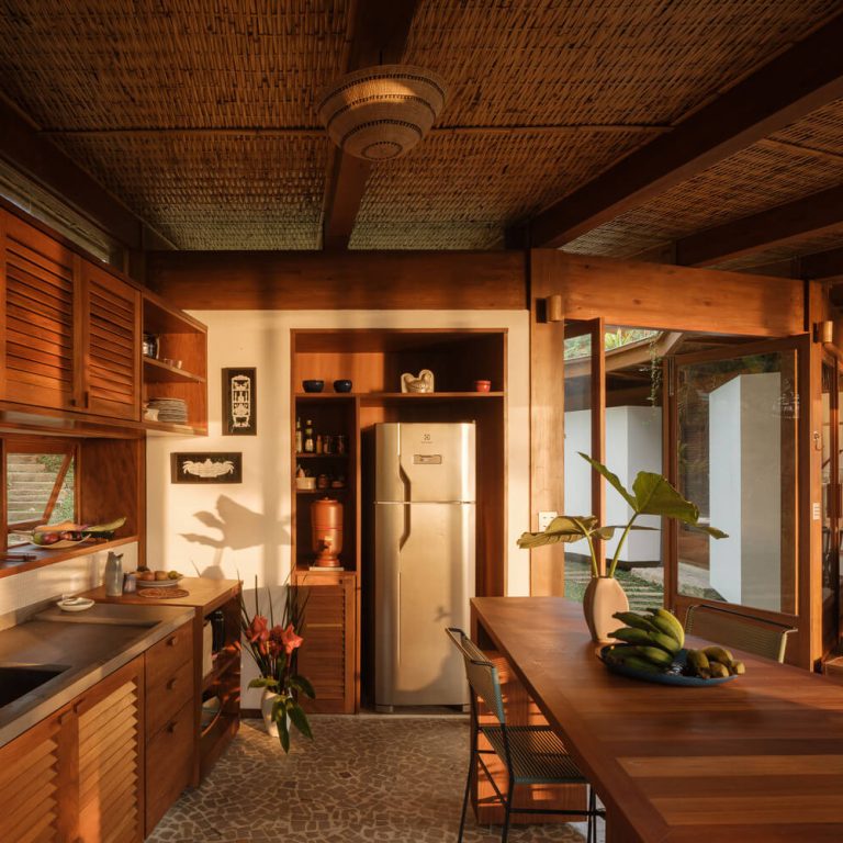 Casa da Figueira en Angra dos Reis: Arquitectura en Madera Laminada Colada y Diseño Curvo de Estúdio Lava