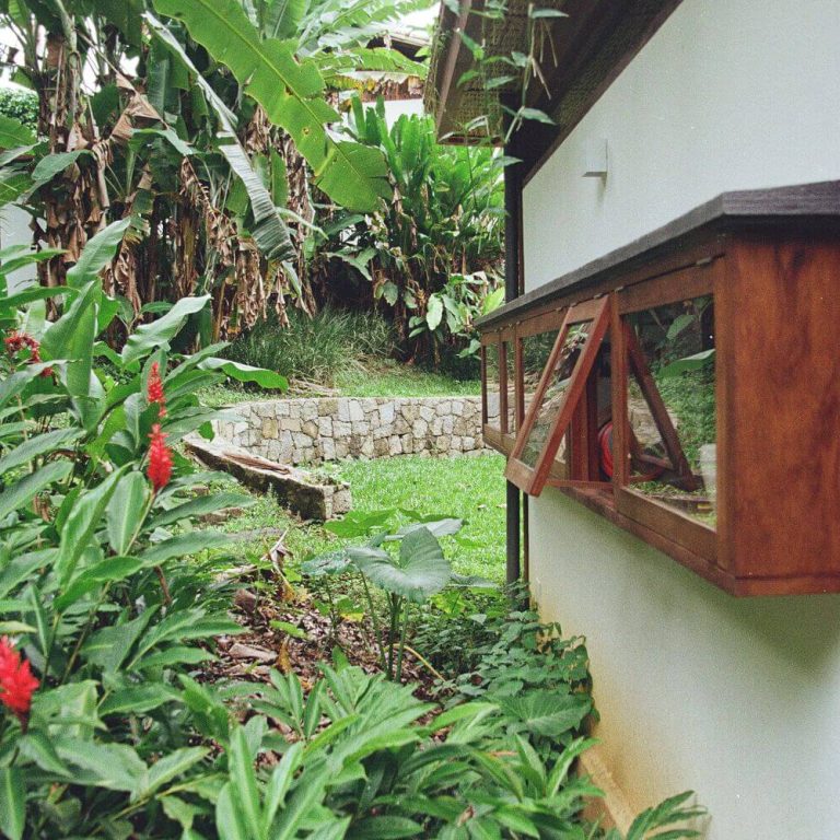 Casa da Figueira en Angra dos Reis: Arquitectura en Madera Laminada Colada y Diseño Curvo de Estúdio Lava