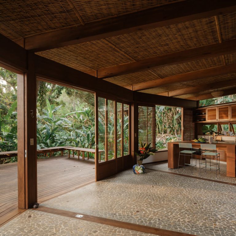 Casa da Figueira en Angra dos Reis: Arquitectura en Madera Laminada Colada y Diseño Curvo de Estúdio Lava