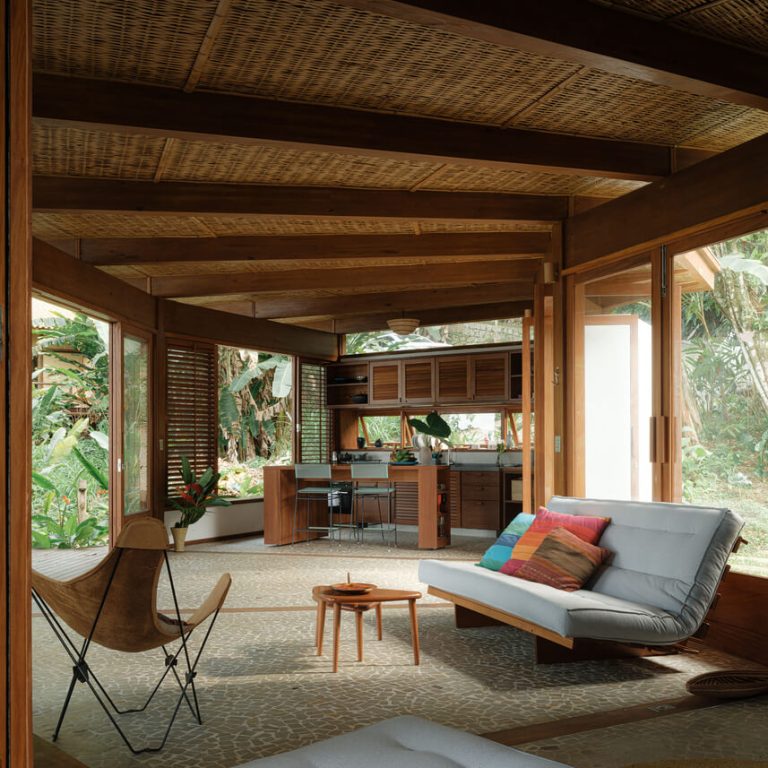 Casa da Figueira en Angra dos Reis: Arquitectura en Madera Laminada Colada y Diseño Curvo de Estúdio Lava