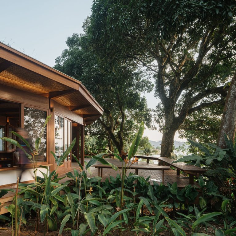 Casa da Figueira en Angra dos Reis: Arquitectura en Madera Laminada Colada y Diseño Curvo de Estúdio Lava
