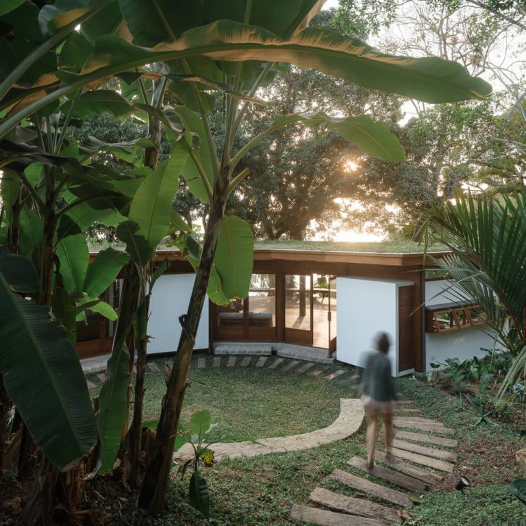 Casa da Figueira en Angra dos Reis: Arquitectura en Madera Laminada Colada y Diseño Curvo de Estúdio Lava
