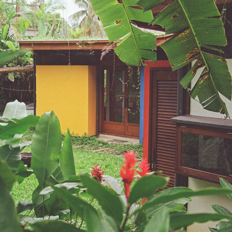 Casa da Figueira en Angra dos Reis: Arquitectura en Madera Laminada Colada y Diseño Curvo de Estúdio Lava