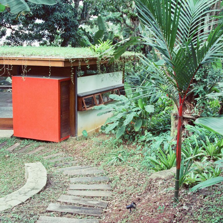 Casa da Figueira en Angra dos Reis: Arquitectura en Madera Laminada Colada y Diseño Curvo de Estúdio Lava